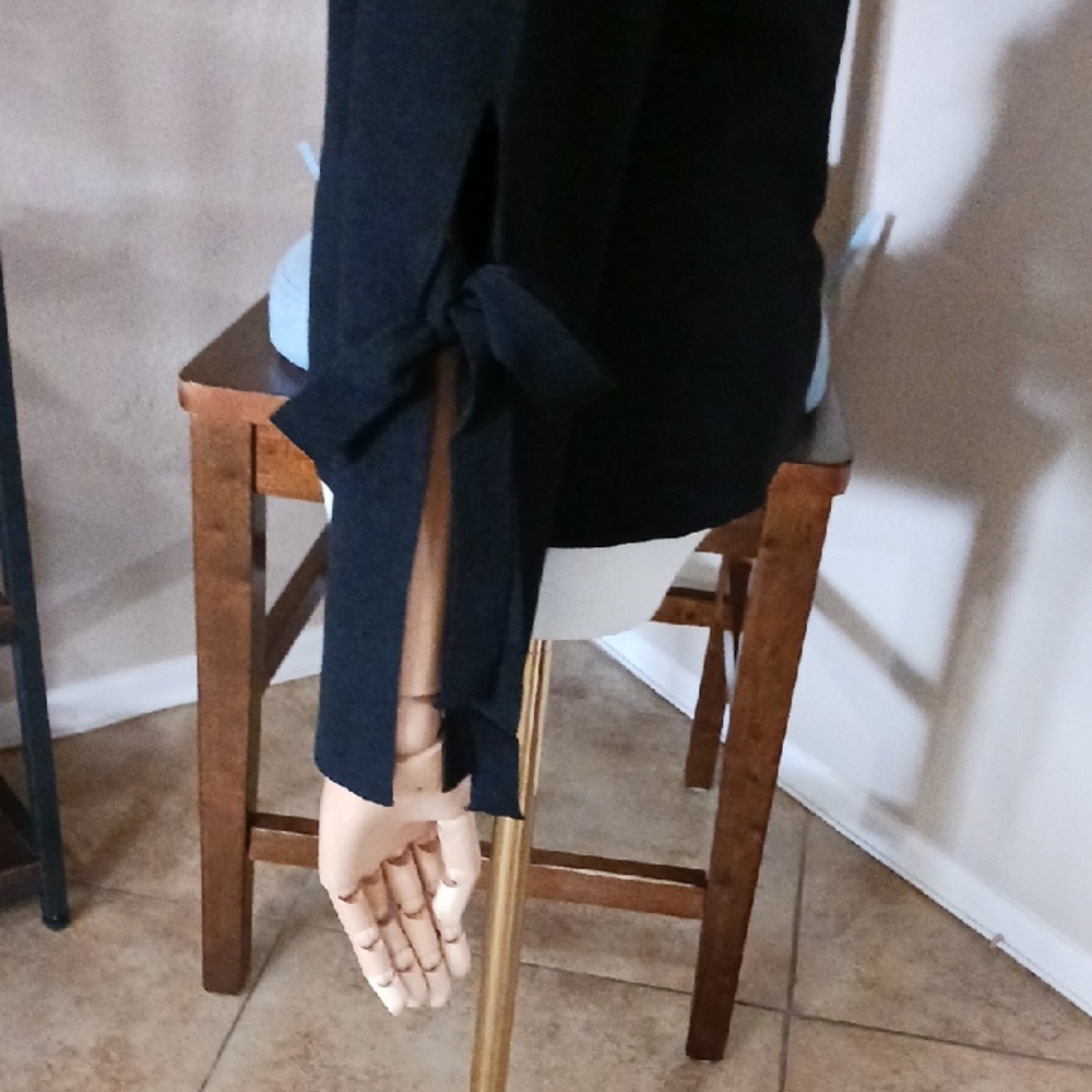 WINTER CLOSEOUT PRICE- Elegant Black Women's Top NWT - Picture 11 of 12
